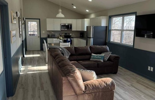 Mountain Home Cabin | Castaway Cabin at Fish & Fiddle Family Resort & Extended Stay