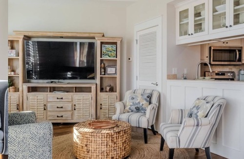 Sunnyside Condo | CASTAWAY Condo, beach chairs with wagon, 4pools, 2min walk to secluded beach