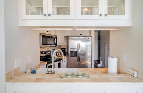 Sunnyside Condo | CASTAWAY Condo, beach chairs with wagon, 4pools, 2min walk to secluded beach