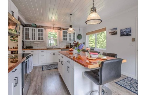 Bamfield House | Castaway Cottage - 8 Acre Waterfront Estate w/Dock