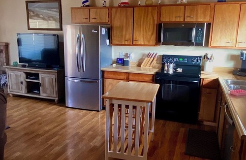 Manchester Cottage | Castaway Cottage at Irish Beach, Hot Tub & EV Charger
