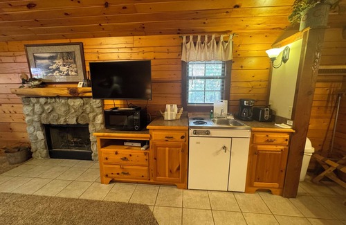 Afton Cabin | Castaway ROMANTIC Log Cabin in the woods. Hot Tub & Wood Burning Fire Place.