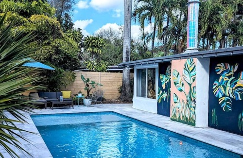 Lauderdale Isles House | Castaways Casita | Saltwater Pool | Dog Friendly