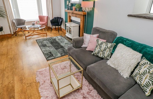 Bridgend Cottage | CASTELL NEWYDD, family friendly, with open fire in Bridgend