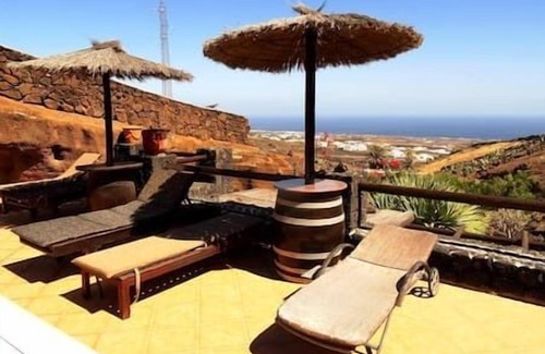 Macher Villa | Castillo Bailey - Sleep in a volcanic cave - Pet friendly