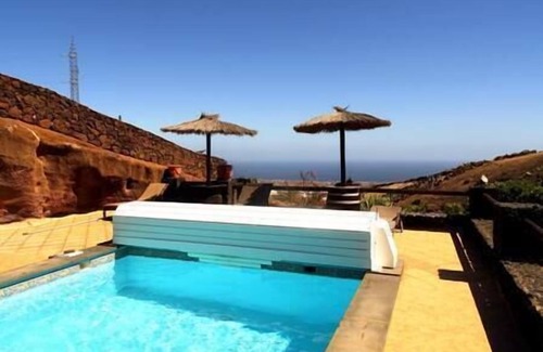 Macher Villa | Castillo Bailey - Sleep in a volcanic cave - Pet friendly