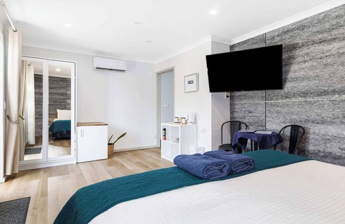 Busselton Bed & Breakfast | Castle Bay Room - 5 @ Observatory Guesthouse