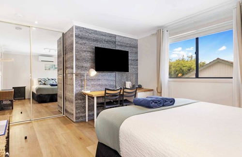 Busselton Bed & Breakfast | Castle Bay Room - 5 @ Observatory Guesthouse