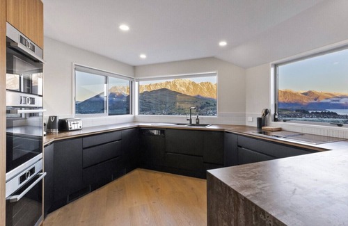 Queenstown City Centre Apartment | Castle Cliff Lodge | Spa Pool + Sauna | Games Room