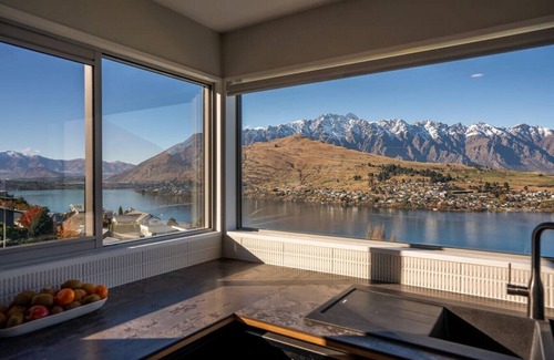 Queenstown City Centre Apartment | Castle Cliff Lodge | Spa Pool + Sauna | Games Room