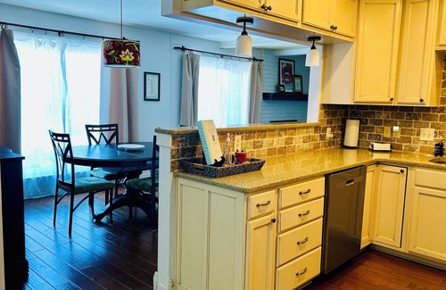 Bentonville House | Castle Cove Bentonville.private home with pool across from Crystal Bridges