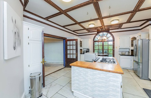 Southwest Hills House | Castle Estate in SW Portland with hot tubs, minutes from downtown Portland.