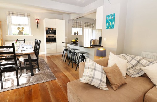 Bakewell Cottage | CASTLE HILL, character holiday cottage, with a garden in Bakewell