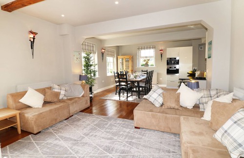 Bakewell Cottage | CASTLE HILL, character holiday cottage, with a garden in Bakewell