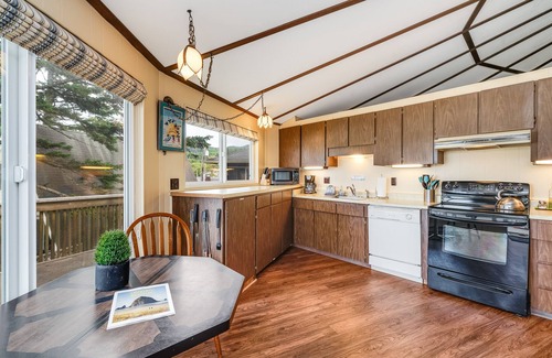 Cannon Beach House | Castle:}Ocean&BeachViews~DogsOK~Walk to Eats~Shops~Galleries~CandyStore~Bakery~