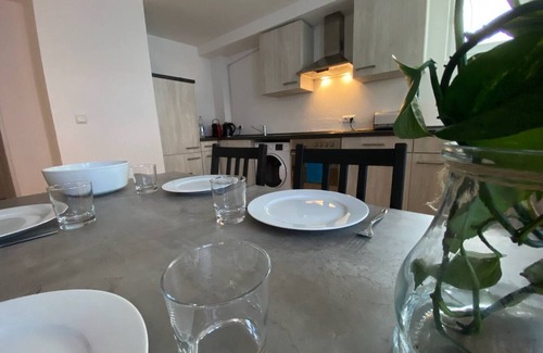 Dachau District Apartment | Castle + Old Town: Modern & Stylish for 6: Kitchen
