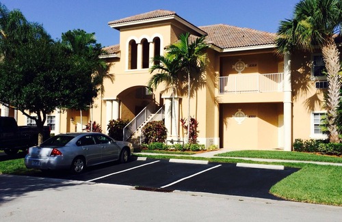 Port Saint Lucie Condo | Castle Pines Efficiency Unit