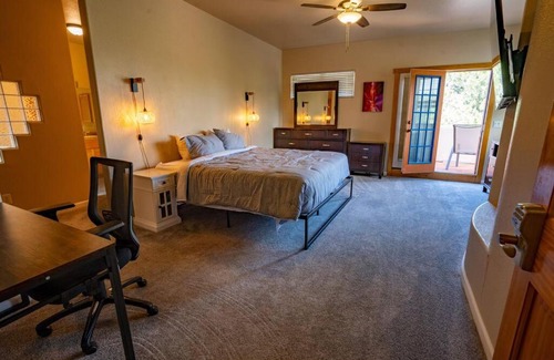 Skyway Villa | Castle Retreat - Luxury Views - Close to Downtown, Pikes Peak, Broadmoor