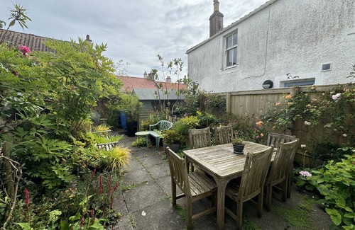 Crail Cottage | Castle Rock, Crail - a cottage that sleeps 7 guests in 4 bedrooms