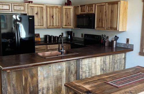 Gallatin Gateway Cabin | Castle Rock Hideaway halfway between Bozeman and Big Sky