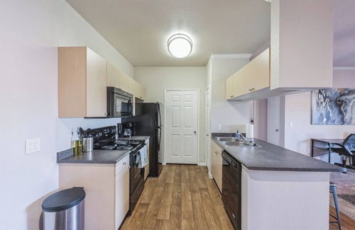 Castle Rock Apartment | Castle Rock Retreat w/queen bed, pool & hot tub