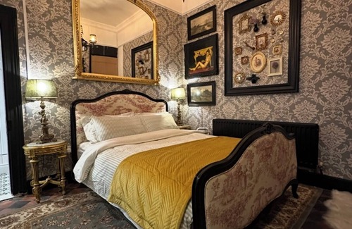 Phibsborough Cabin | Castle Room @ The Royal Lodge Dublin