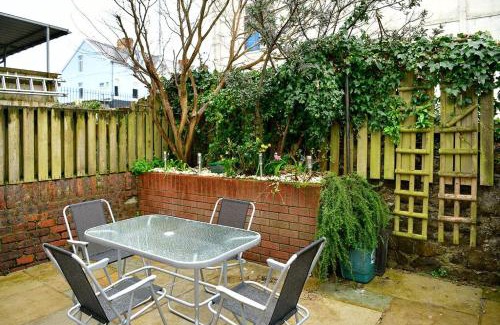 Mumbles House | Castle Square Cottage - Beachside Retreat