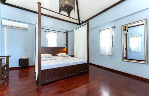 Alozaina Apartment | Castle Tower apartment PICASSO in rural holiday park