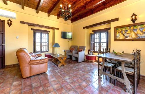 Alozaina Apartment | Castle Tower apartment PICASSO in rural holiday park