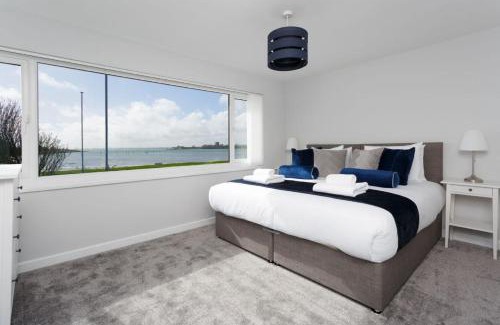 Portsmouth House | Castle View - 2 Bed Stylish Coastal Port Solent Retreat with Views! Parking, Sleeps 6 - By Blue Puffin Stays