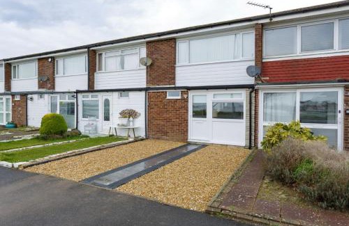 Portsmouth House | Castle View - 2 Bed Stylish Coastal Port Solent Retreat with Views! Parking, Sleeps 6 - By Blue Puffin Stays