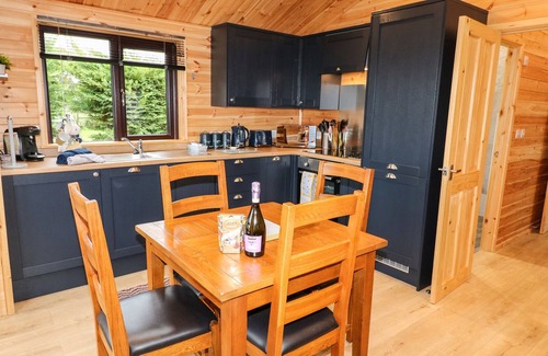 Scropton Cottage | CASTLE VIEW LODGE, family friendly in Hatton, Derbyshire