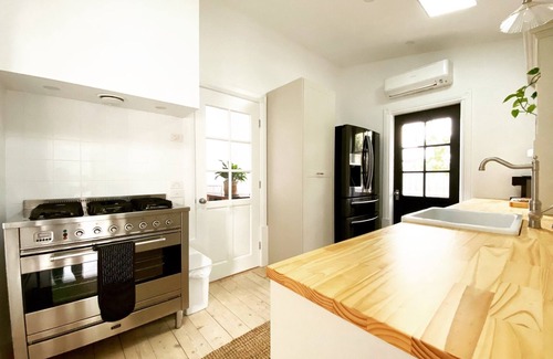 Geelong West House | Castlebar - Superior Boutique Accomodation - Steps to Pakington Street