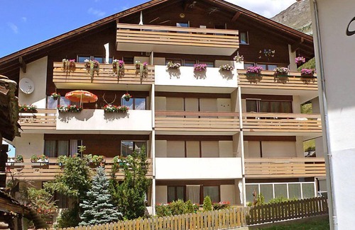 Taesch Apartment | Castor und Pollux by Interhome