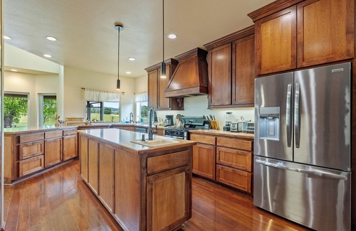 Paso Robles House | Castoro Cellars The Hive House | Winery Stay + EV