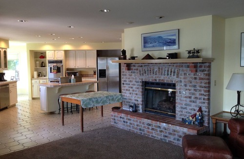 Lacey House | Casual Comfort. Beautiful Location.