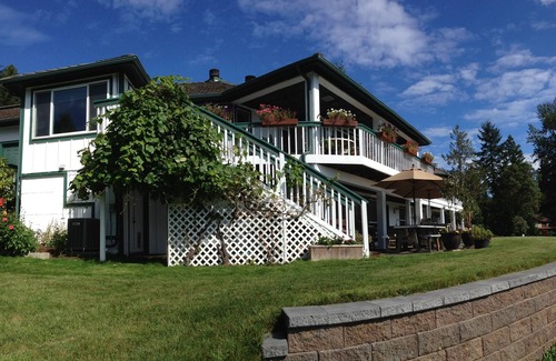 Lacey House | Casual Comfort. Beautiful Location.