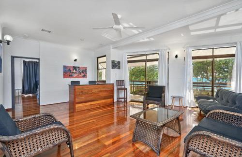 Holloways Beach House | Casuarina Beach Front Escape