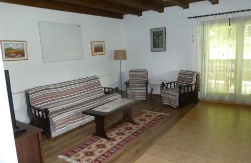 Baiculesti House | Casuta de pe deal
