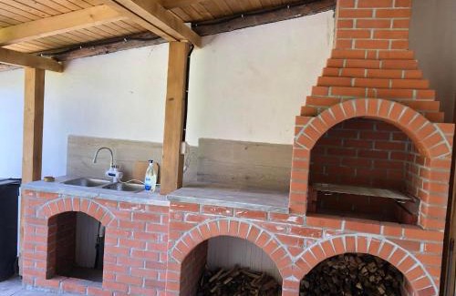 Metes House | Casuta de sub deal