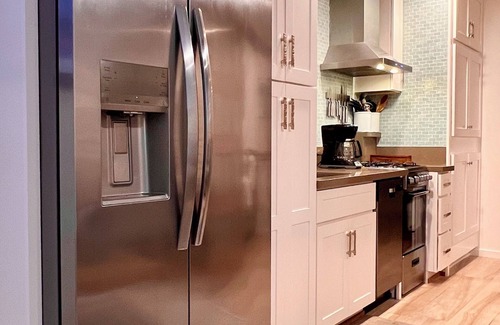 Lantern District Apartment | Catalina - Beautiful Remodel- AC, Smart TV, WiFi, W/D, BBQ-mins to Beach