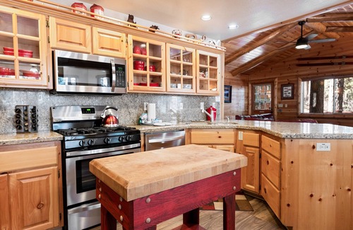 Big Bear Lake House | Catalina Creekside Cabin - Log Cabin, Perfect for Couples, Fenced Yard