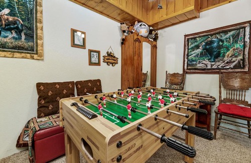 Fox Farm House | Catalina Retreat -Cozy mountain home in a tree filled neighborhood, plenty of games and a hot tub!