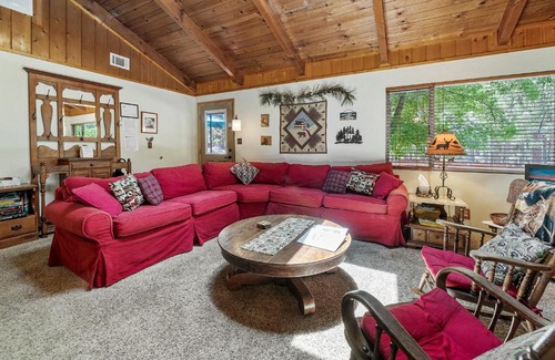 Fox Farm House | Catalina Retreat -Cozy mountain home in a tree filled neighborhood, plenty of games and a hot tub!