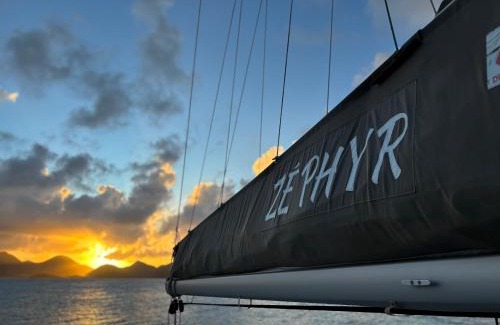 Grand Case Boat Rental | CATAMARAN ZEPHYR NUIT AU MOUILLAGE Diner, nuit et petit-déjeuner inclus