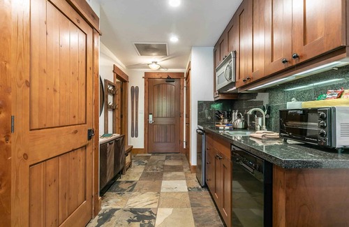 Truckee Condo | Catamount Lodge 105 - Luxury Slopeside Studio