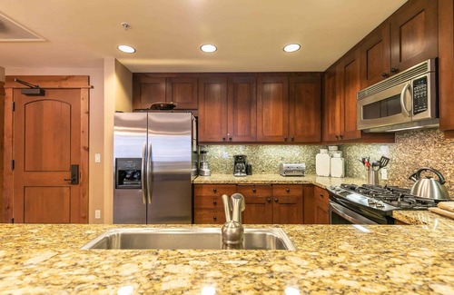 Truckee Condo | Catamount Lodge 308 - Luxury Slopeside 2 Bedroom