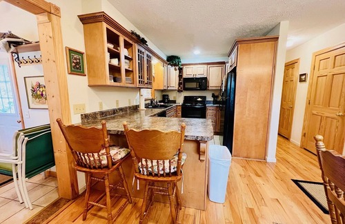 Boone Cabin | Catch & Release - Trout Stream, Wi-Fi, Pool Table
