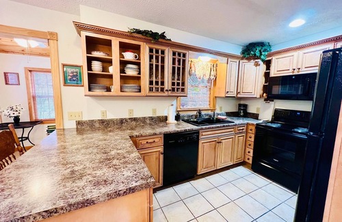Boone Cabin | Catch & Release - Trout Stream, Wi-Fi, Pool Table