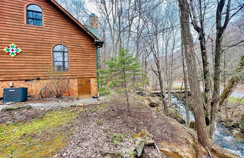 Boone Cabin | Catch & Release - Trout Stream, Wi-Fi, Pool Table
